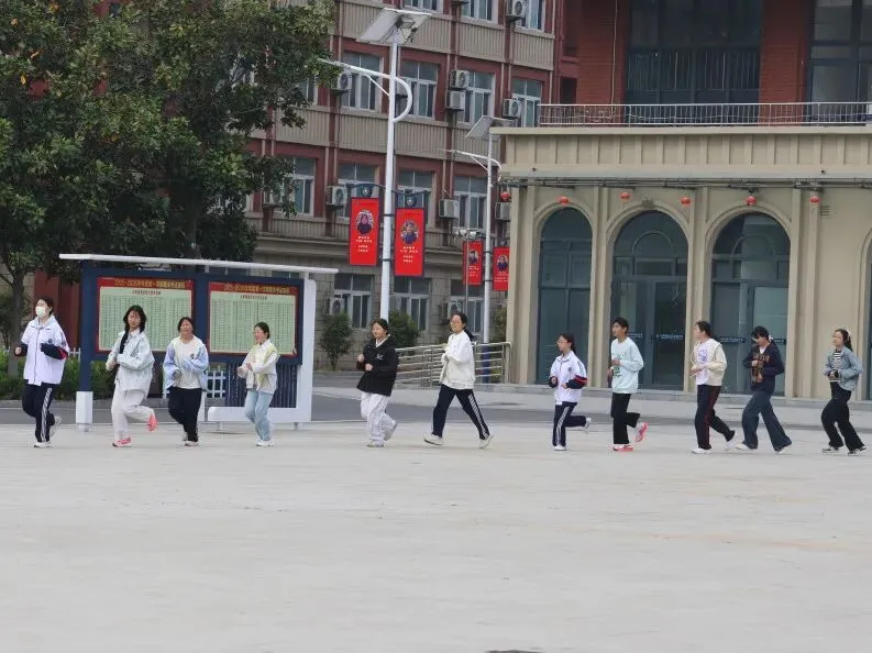 东海华杰中考体育模拟现场,千名家长有序等待,这一幕暖哭了! 第20张