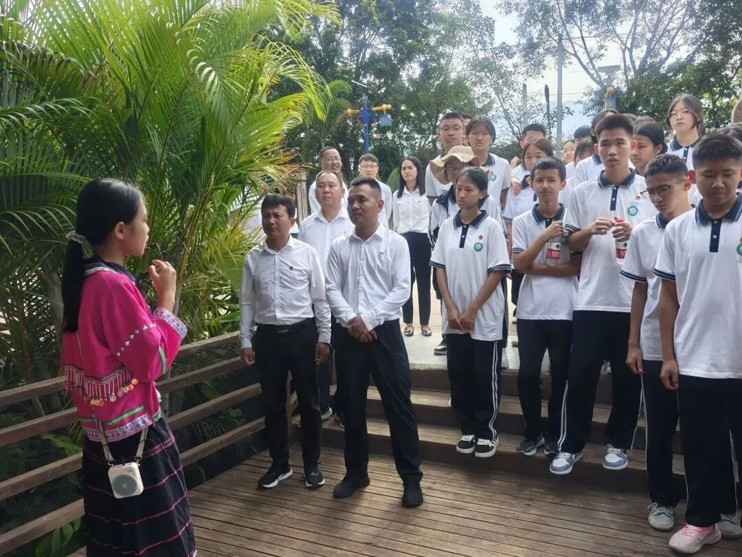 党建带团建赋能中考 誓师远足逐梦前行---镇康县军赛中学隆重举行冲刺66天誓师大会! 第80张