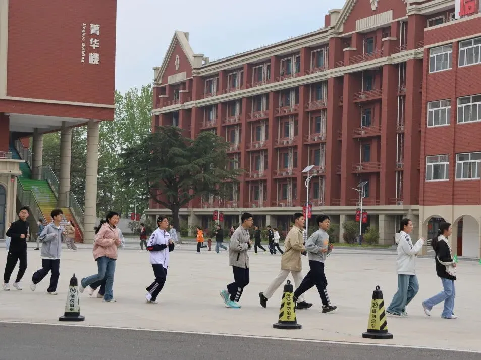 东海华杰中考体育模拟现场,千名家长有序等待,这一幕暖哭了! 第21张