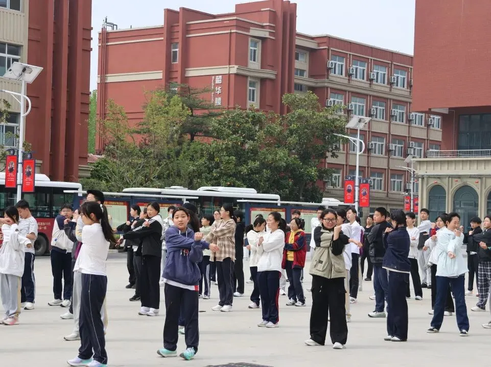 东海华杰中考体育模拟现场,千名家长有序等待,这一幕暖哭了! 第23张