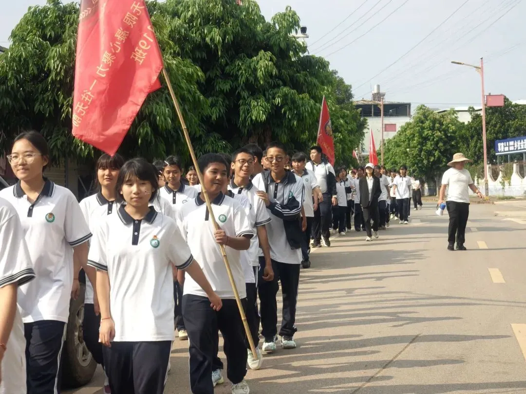 党建带团建赋能中考 誓师远足逐梦前行---镇康县军赛中学隆重举行冲刺66天誓师大会! 第82张