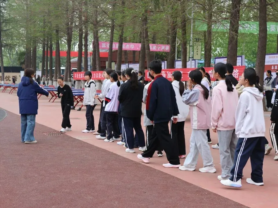 东海华杰中考体育模拟现场,千名家长有序等待,这一幕暖哭了! 第24张