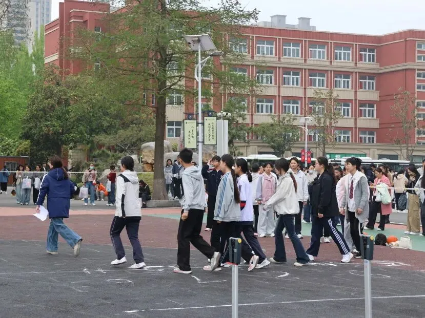 东海华杰中考体育模拟现场,千名家长有序等待,这一幕暖哭了! 第25张