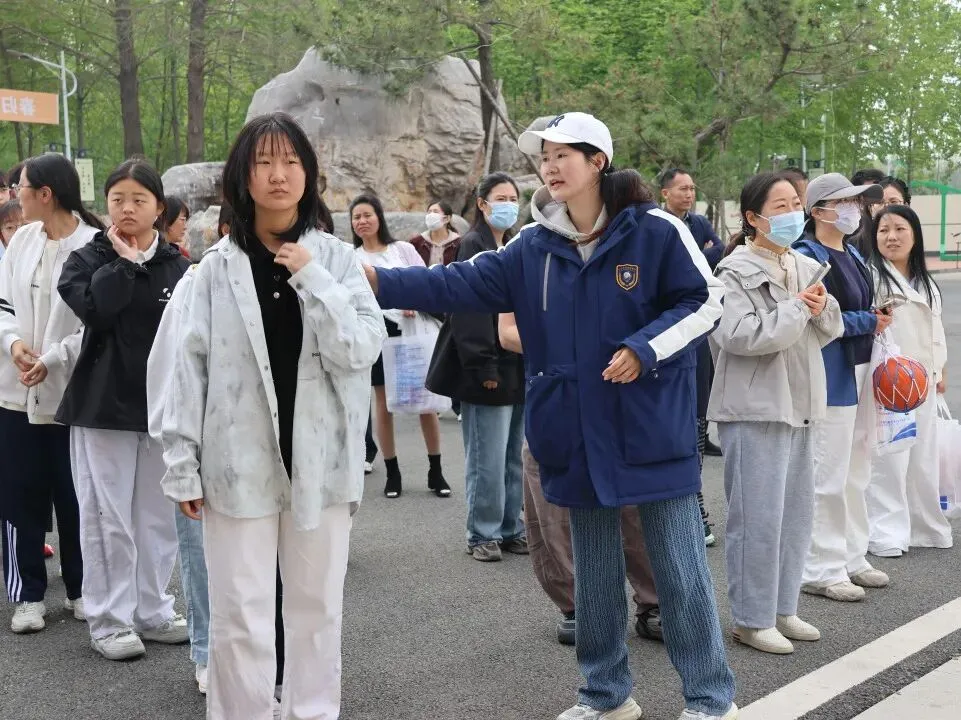 东海华杰中考体育模拟现场,千名家长有序等待,这一幕暖哭了! 第26张
