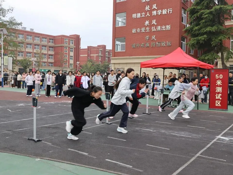 东海华杰中考体育模拟现场,千名家长有序等待,这一幕暖哭了! 第28张