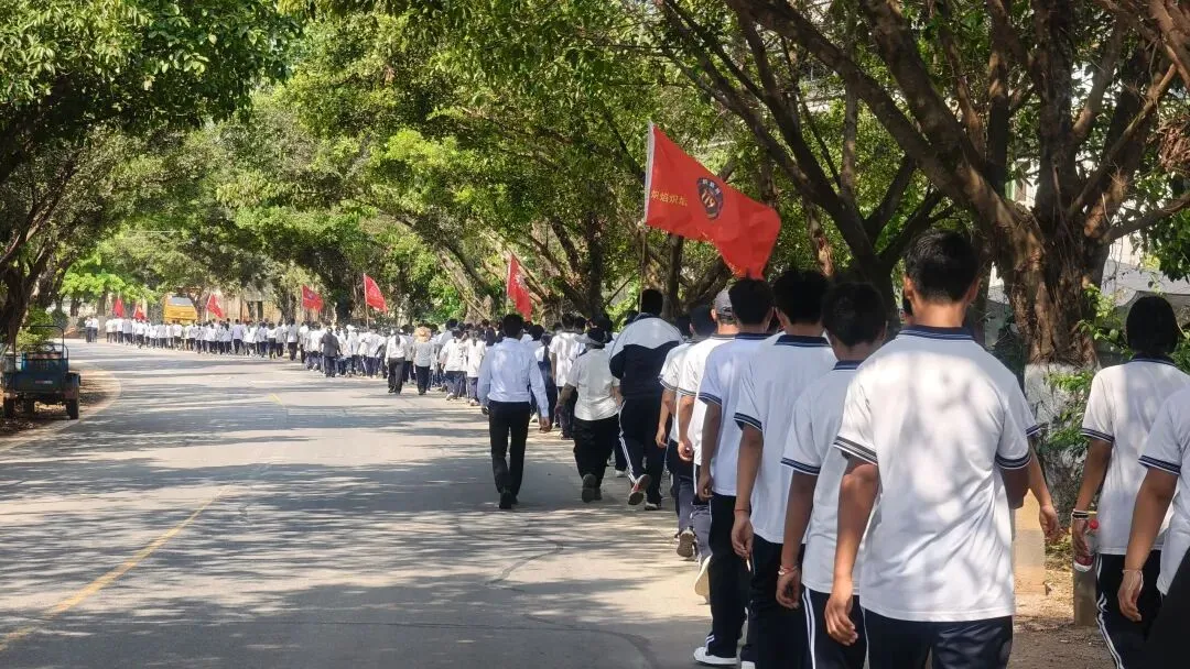 党建带团建赋能中考 誓师远足逐梦前行---镇康县军赛中学隆重举行冲刺66天誓师大会! 第85张