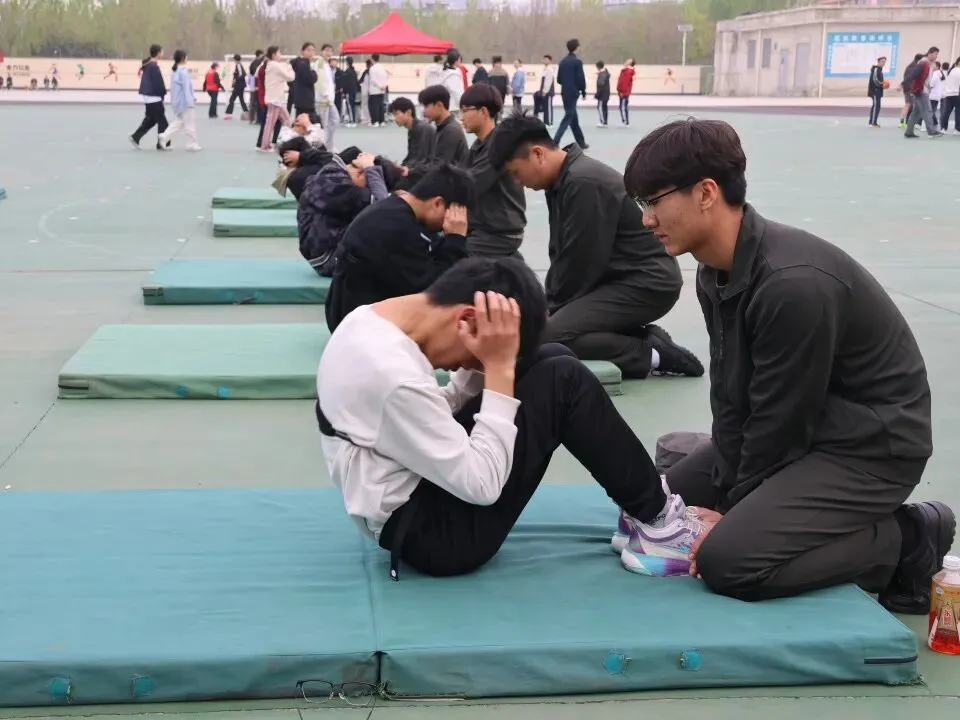 东海华杰中考体育模拟现场,千名家长有序等待,这一幕暖哭了! 第32张