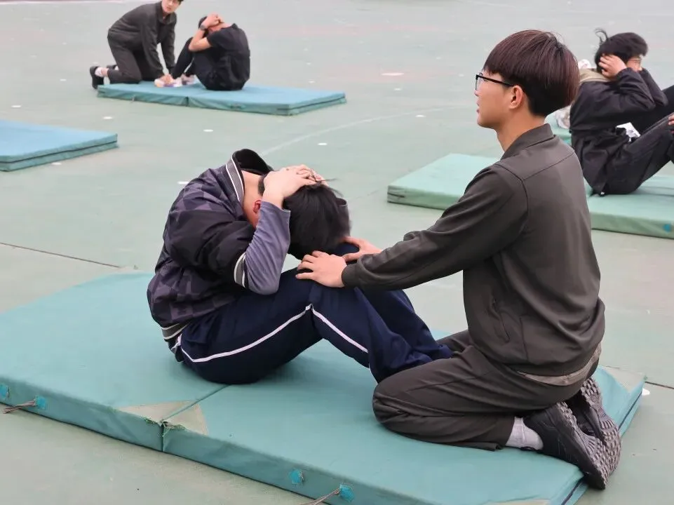 东海华杰中考体育模拟现场,千名家长有序等待,这一幕暖哭了! 第34张