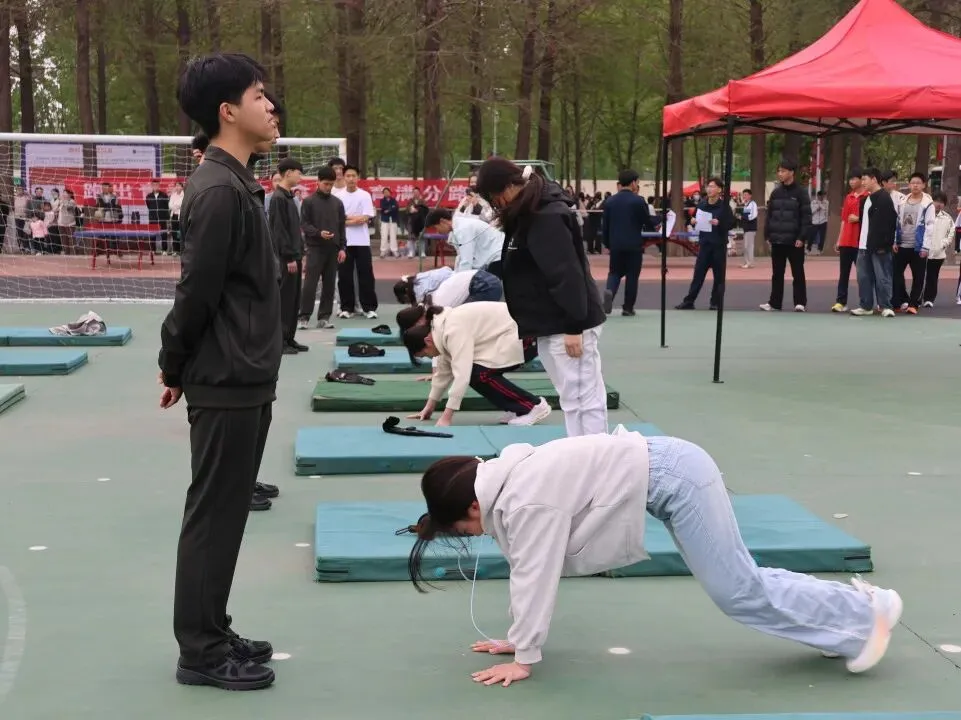 东海华杰中考体育模拟现场,千名家长有序等待,这一幕暖哭了! 第38张