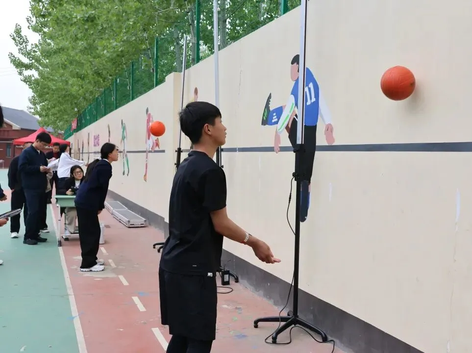 东海华杰中考体育模拟现场,千名家长有序等待,这一幕暖哭了! 第39张