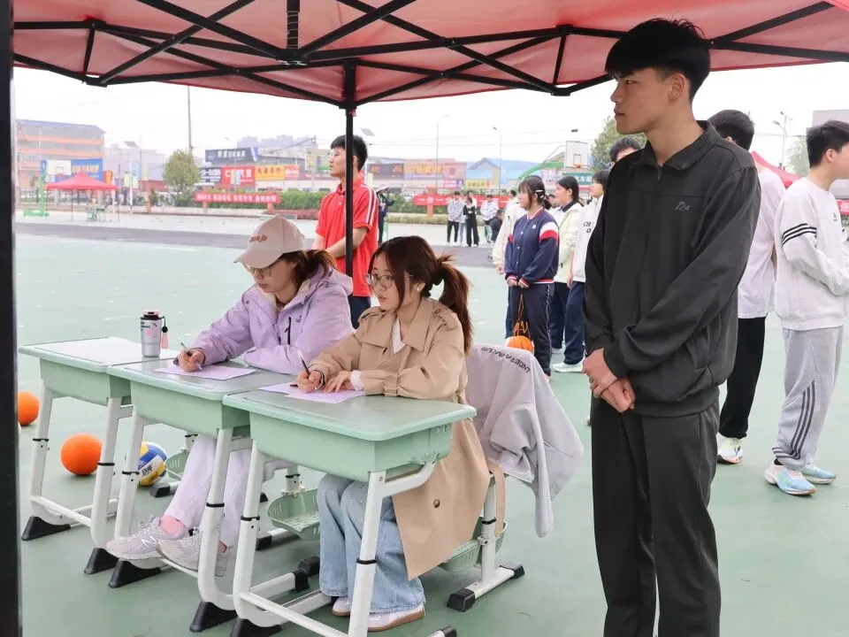 东海华杰中考体育模拟现场,千名家长有序等待,这一幕暖哭了! 第42张