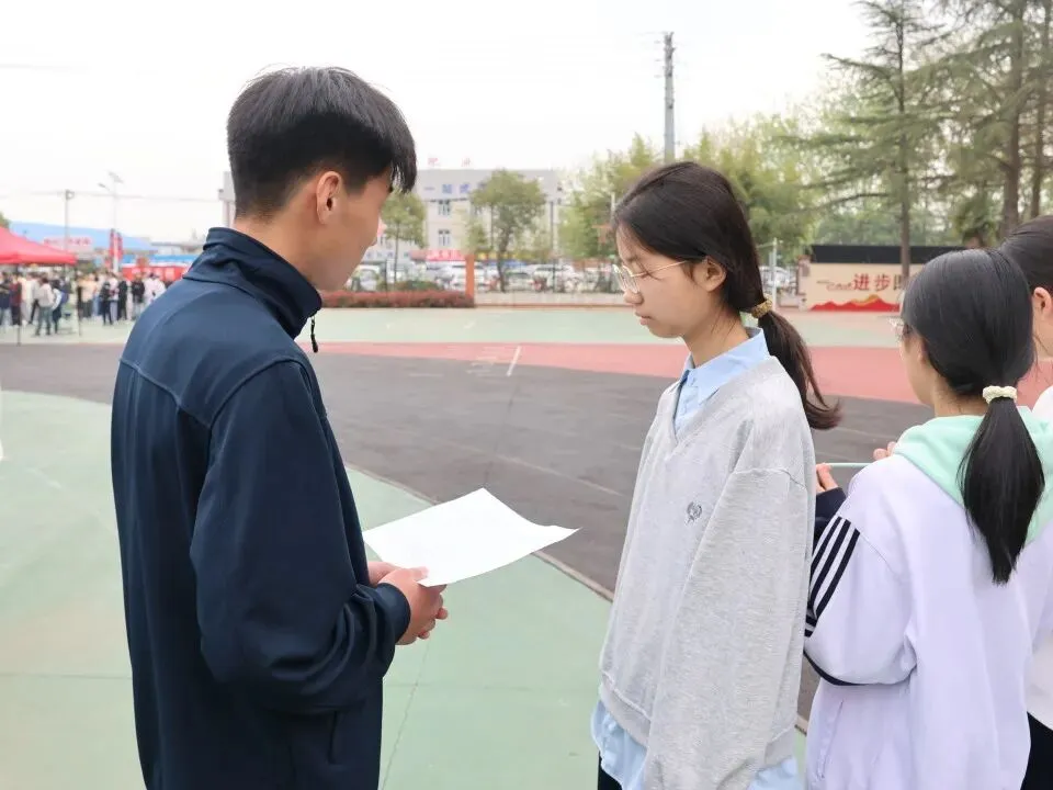 东海华杰中考体育模拟现场,千名家长有序等待,这一幕暖哭了! 第43张