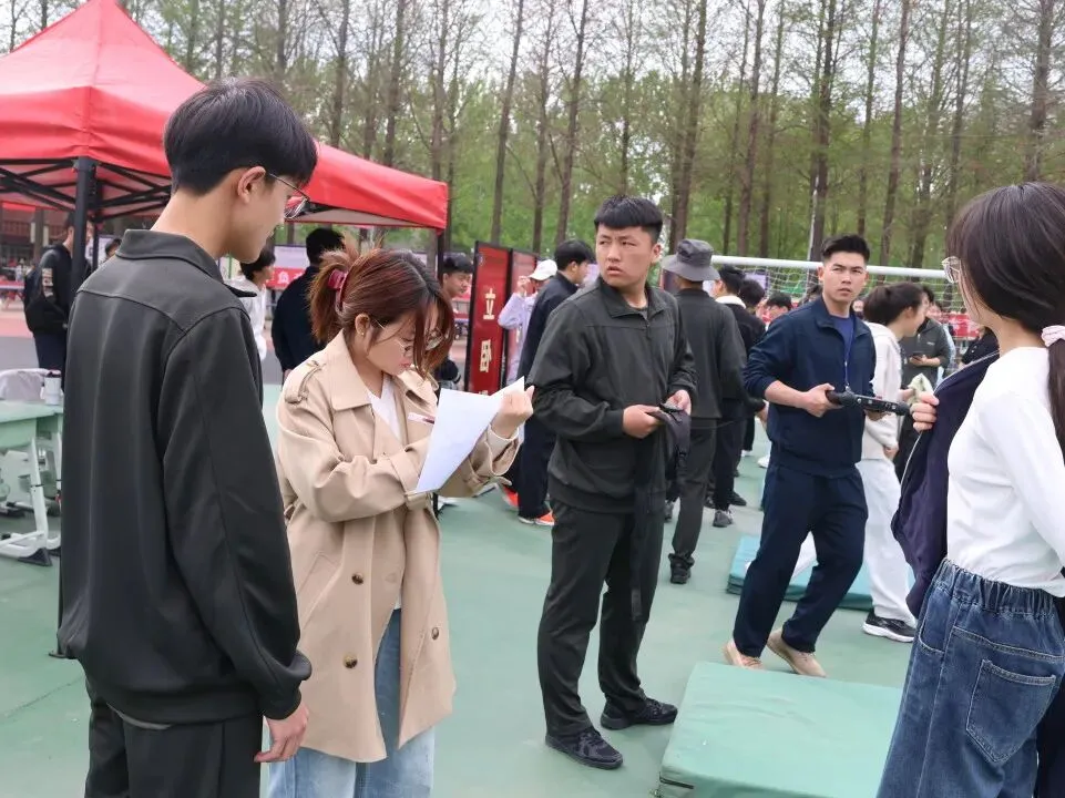 东海华杰中考体育模拟现场,千名家长有序等待,这一幕暖哭了! 第45张