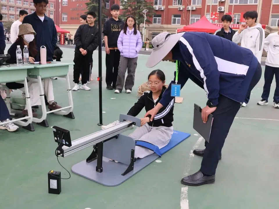 东海华杰中考体育模拟现场,千名家长有序等待,这一幕暖哭了! 第46张