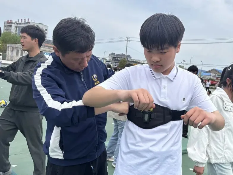 东海华杰中考体育模拟现场,千名家长有序等待,这一幕暖哭了! 第47张