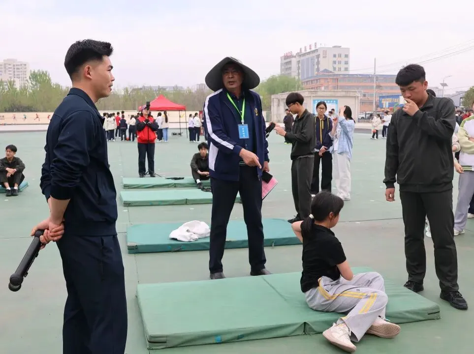 东海华杰中考体育模拟现场,千名家长有序等待,这一幕暖哭了! 第48张