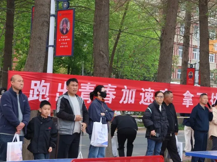 东海华杰中考体育模拟现场,千名家长有序等待,这一幕暖哭了! 第54张