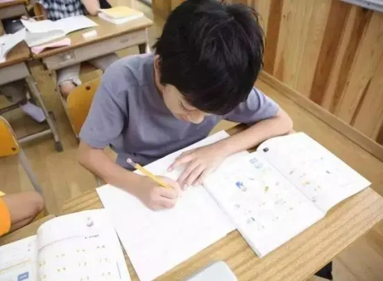 老师批改小学生试卷,评语引发家长不满,当地官方部门已经介入! 第1张