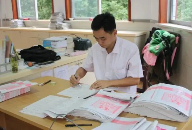 老师批改小学生试卷,评语引发家长不满,当地官方部门已经介入! 第2张