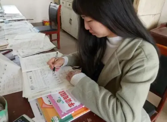 老师批改小学生试卷,评语引发家长不满,当地官方部门已经介入! 第7张
