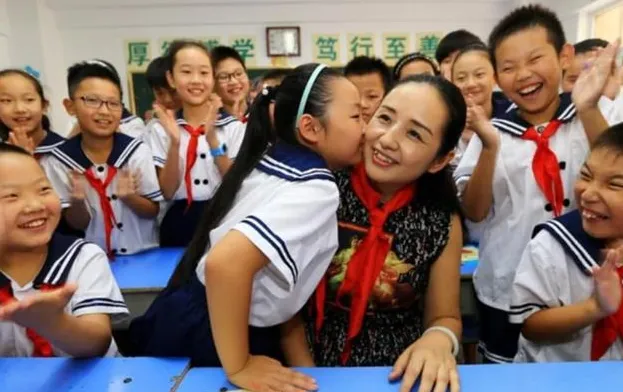 老师批改小学生试卷,评语引发家长不满,当地官方部门已经介入! 第11张