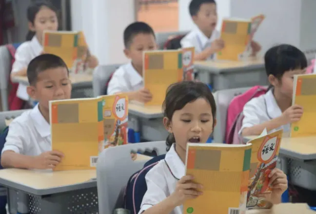 老师批改小学生试卷,评语引发家长不满,当地官方部门已经介入! 第13张