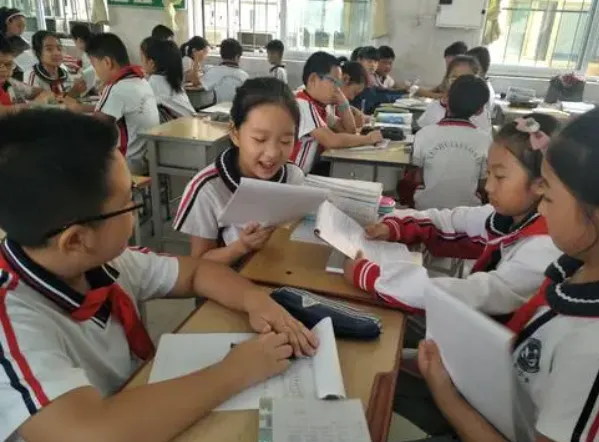 老师批改小学生试卷,评语引发家长不满,当地官方部门已经介入! 第15张