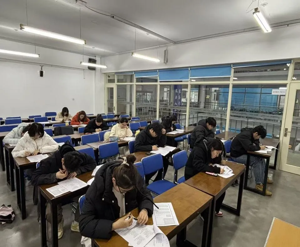 以考促学砺真学 全真模拟备专四—— 西语学院商务英语专业首次专四顺利举行 第12张