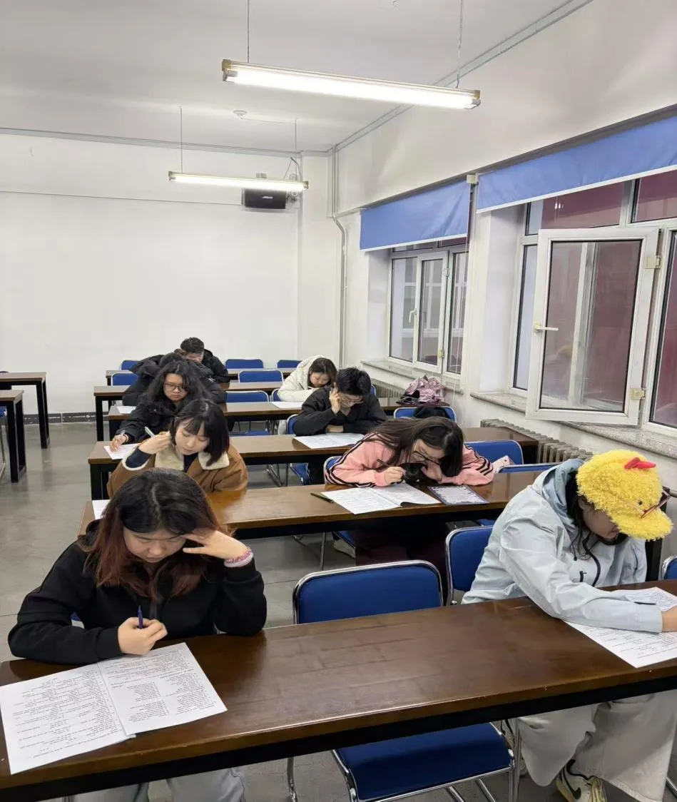 以考促学砺真学 全真模拟备专四—— 西语学院商务英语专业首次专四顺利举行 第13张