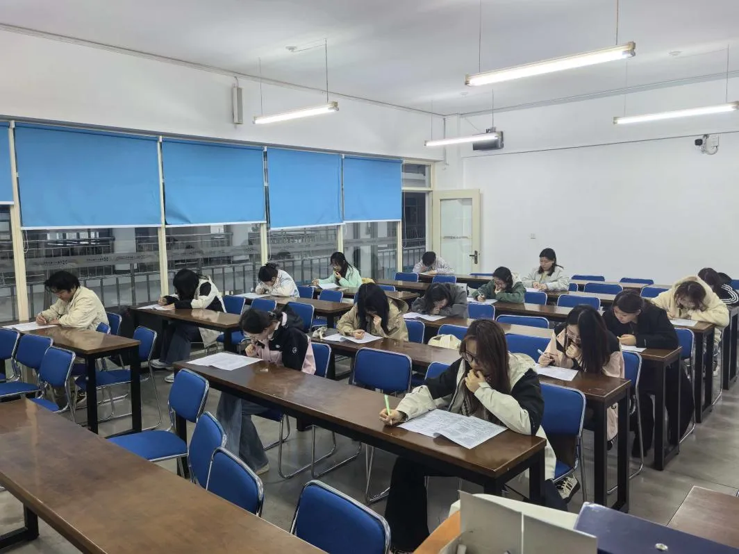 以考促学砺真学 全真模拟备专四—— 西语学院商务英语专业首次专四顺利举行 第16张