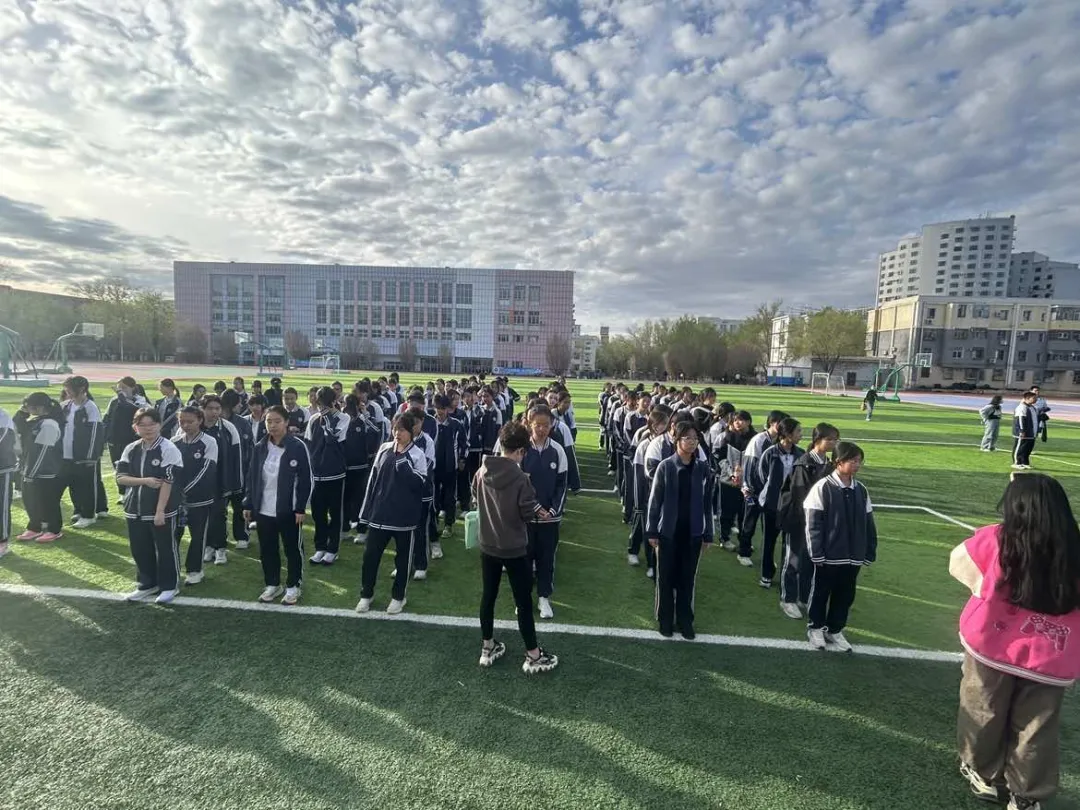 【五彩党建 金色青春】以考促练 备战中考——我校顺利开展初三体育模拟考试 第2张