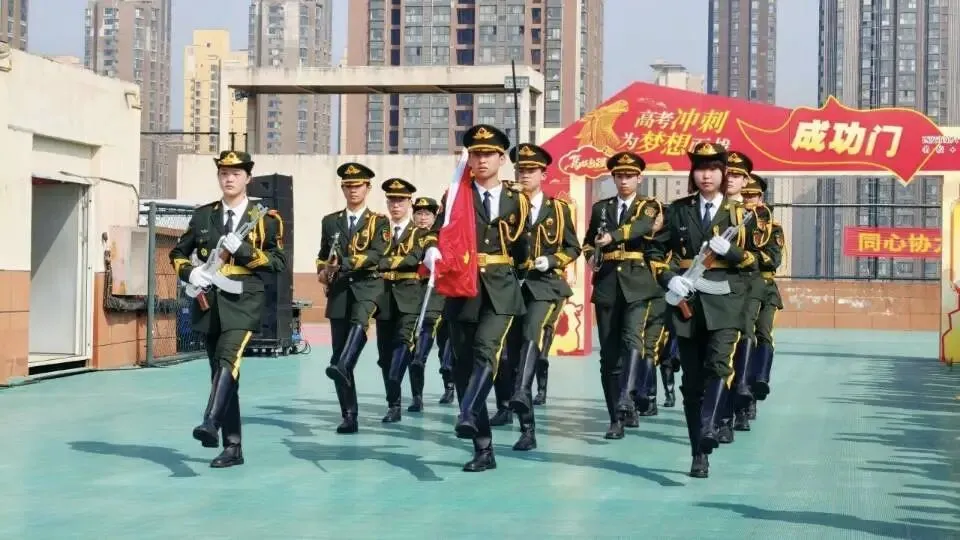 西安中考“压线生”的生死抉择:赌10科通关的普高,还是选3科聚焦的虹途职高? 第2张 西安中考“压线生”的生死抉择:赌10科通关的普高,还是选3科聚焦的虹途职高? 第2张