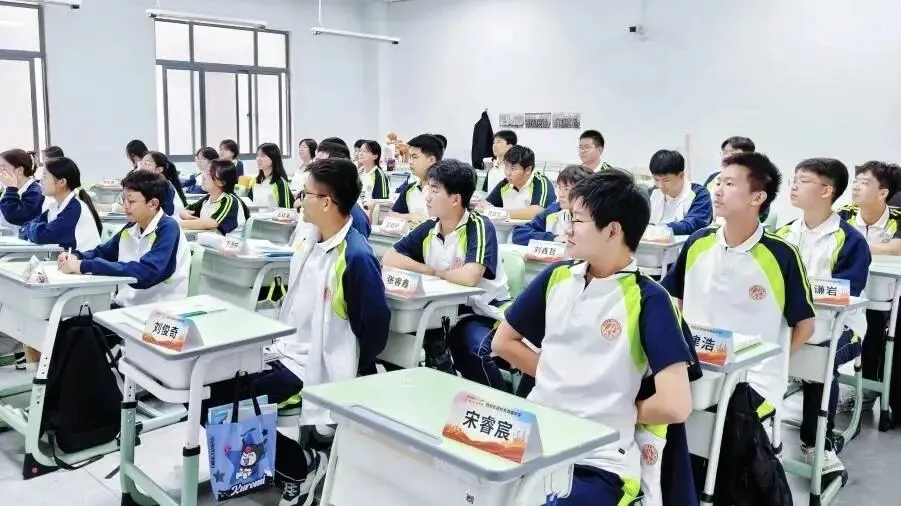 西安中考“压线生”的生死抉择:赌10科通关的普高,还是选3科聚焦的虹途职高? 第3张 西安中考“压线生”的生死抉择:赌10科通关的普高,还是选3科聚焦的虹途职高? 第3张