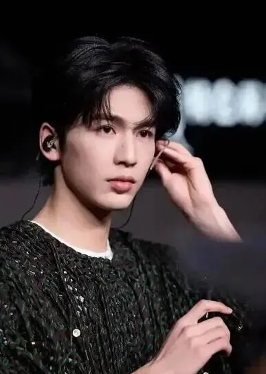 张凌赫登上江苏英语试卷:我终于懂了,现在的教育早就不是刷题那套了 第3张