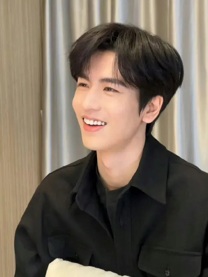 张凌赫上了江苏英语试卷,多名网友晒试卷题目,去年张凌赫曾以《爱你》中所饰角色何苏叶登上合肥二模,还有网友晒出其文言文版介绍 第12张 张凌赫上了江苏英语试卷,多名网友晒试卷题目,去年张凌赫曾以《爱你》中所饰角色何苏叶登上合肥二模,还有网友晒出其文言文版介绍 第12张