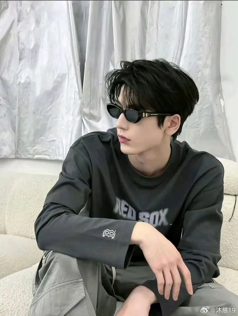 张凌赫上了英语试卷 第2张