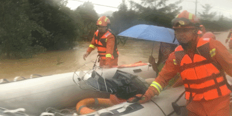 中考第一天遇暴雨 消防用“皮划艇”送考生赶考 第4张