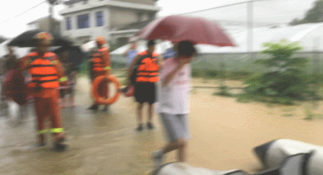 中考第一天遇暴雨 消防用“皮划艇”送考生赶考 第5张