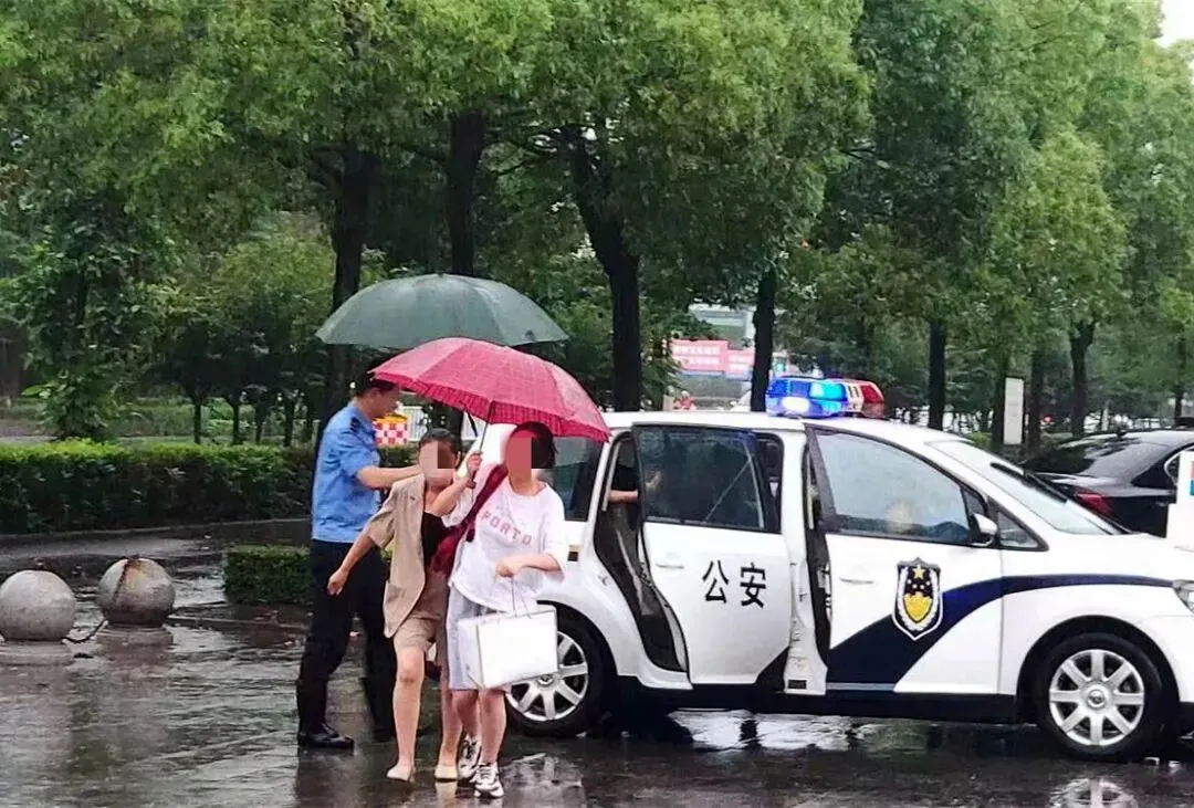 中考第一天遇暴雨 消防用“皮划艇”送考生赶考 第6张