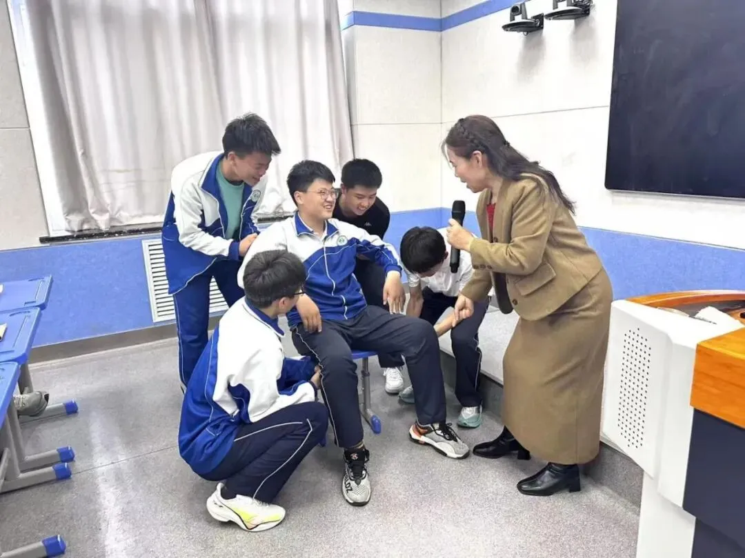 濮阳市“轻松备考·12355与你同行”中考减压行动走进市第八中学 第17张 濮阳市“轻松备考·12355与你同行”中考减压行动走进市第八中学 第17张