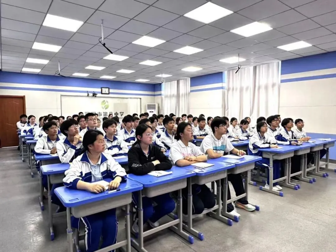 濮阳市“轻松备考·12355与你同行”中考减压行动走进市第八中学 第18张 濮阳市“轻松备考·12355与你同行”中考减压行动走进市第八中学 第18张