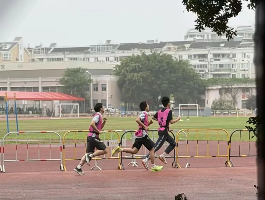 围墙外“长满”家长!直击台州体育中考现场,温暖又戳心 第11张 围墙外“长满”家长!直击台州体育中考现场,温暖又戳心 第11张