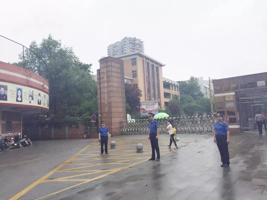 大足区城管执法支队为中考保驾护航 第2张