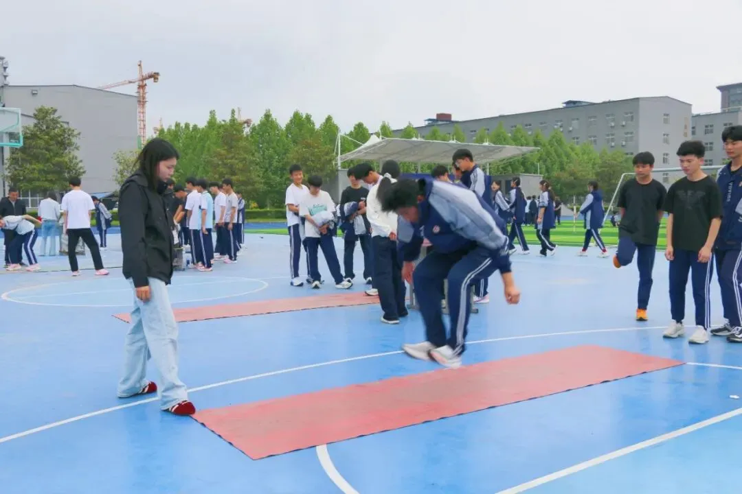实战模拟砺锋芒,从容备考迎中考——育英学校九年级体育模拟测试顺利举行 第2张
