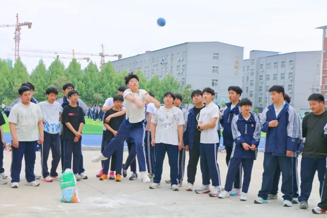 实战模拟砺锋芒,从容备考迎中考——育英学校九年级体育模拟测试顺利举行 第8张