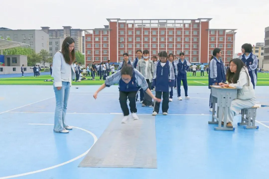 实战模拟砺锋芒,从容备考迎中考——育英学校九年级体育模拟测试顺利举行 第10张