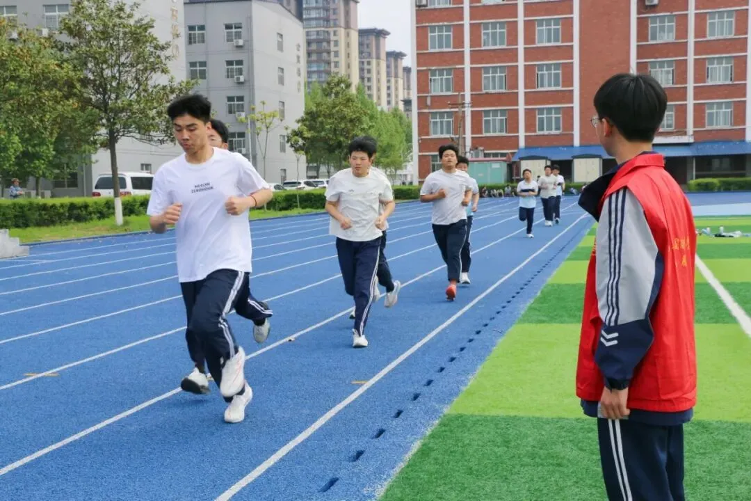 实战模拟砺锋芒,从容备考迎中考——育英学校九年级体育模拟测试顺利举行 第14张