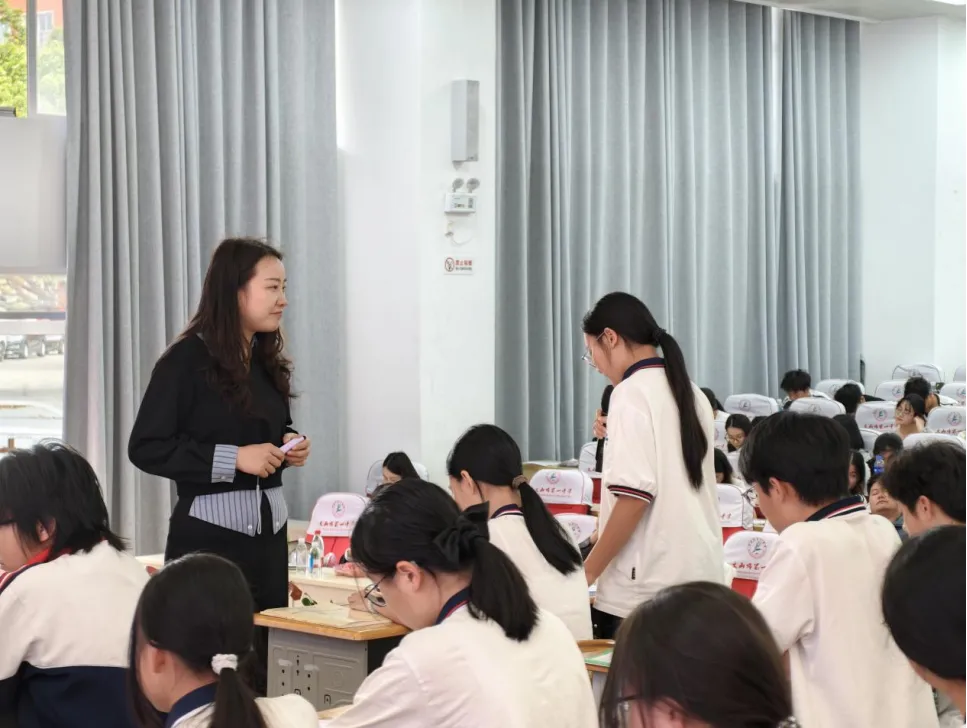 【众行致远】砚田研策赴文山,语韵领航备中考——云南省基础教育领域教学名师方睿语文工作室受邀赴文山参与备考研讨活动 第10张