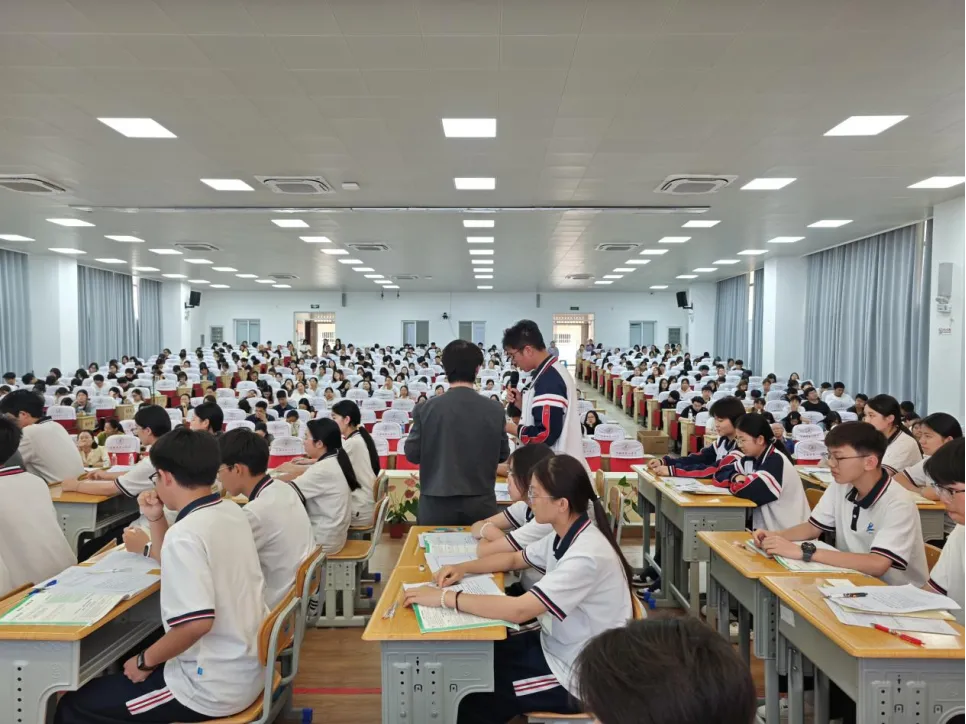 【众行致远】砚田研策赴文山,语韵领航备中考——云南省基础教育领域教学名师方睿语文工作室受邀赴文山参与备考研讨活动 第14张