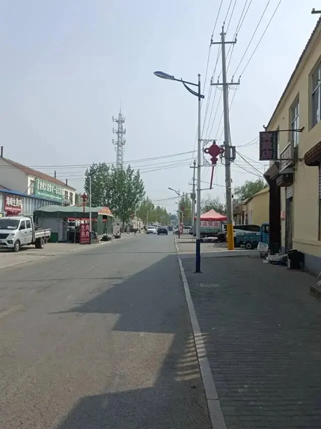 26山东真题:你们村正在推广某旅游项目,突然遭遇暴雨天气.此时,现场有一名游客受伤,同时还有人在直播.你是驻村干部,会如何处理? 第2张